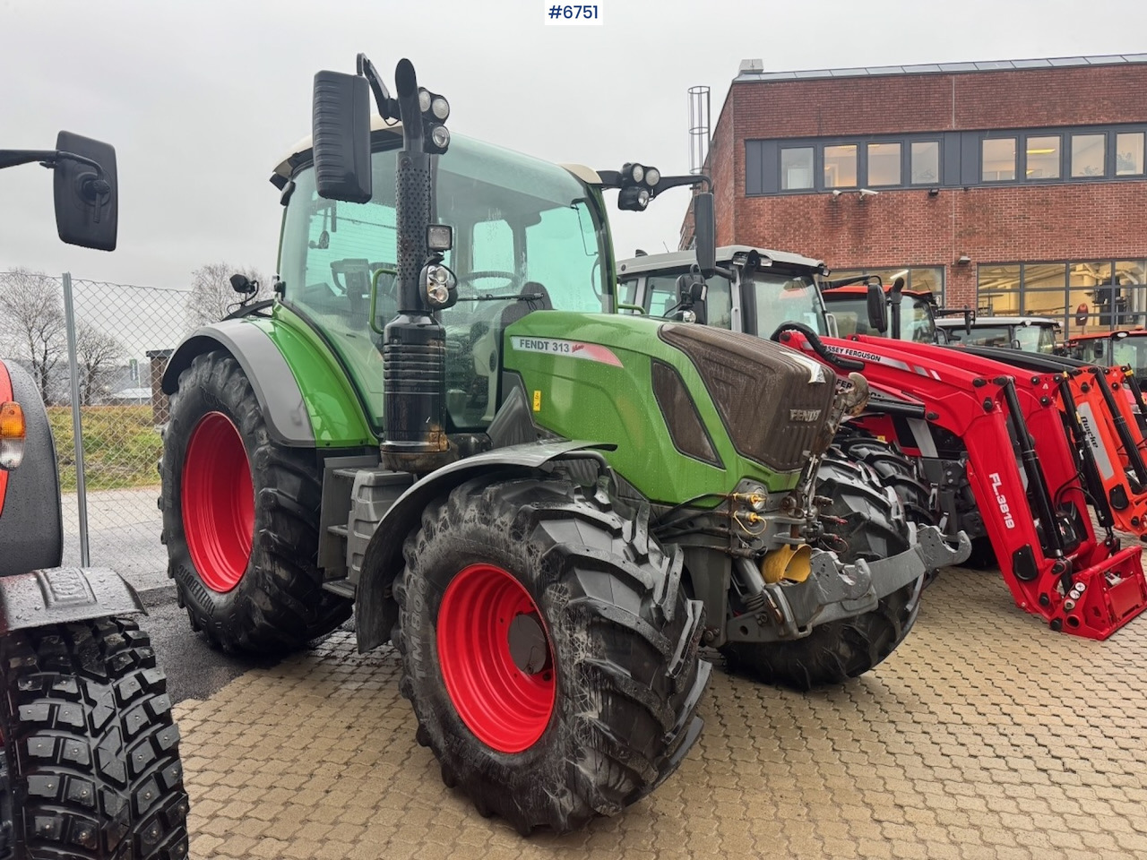 2019 Fendt 313 Vario w/ Front hydraulics and 2 sets of tires. - Traktorius: foto 1 2019 Fendt 313 Vario w/ Front hydraulics and 2 sets of tires. - Traktorius: foto 1
