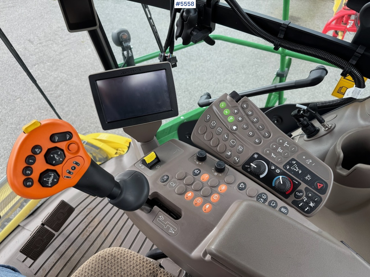 Pašarų tvarkymo technika 2024 John Deere 8200 in, like new!: foto 16