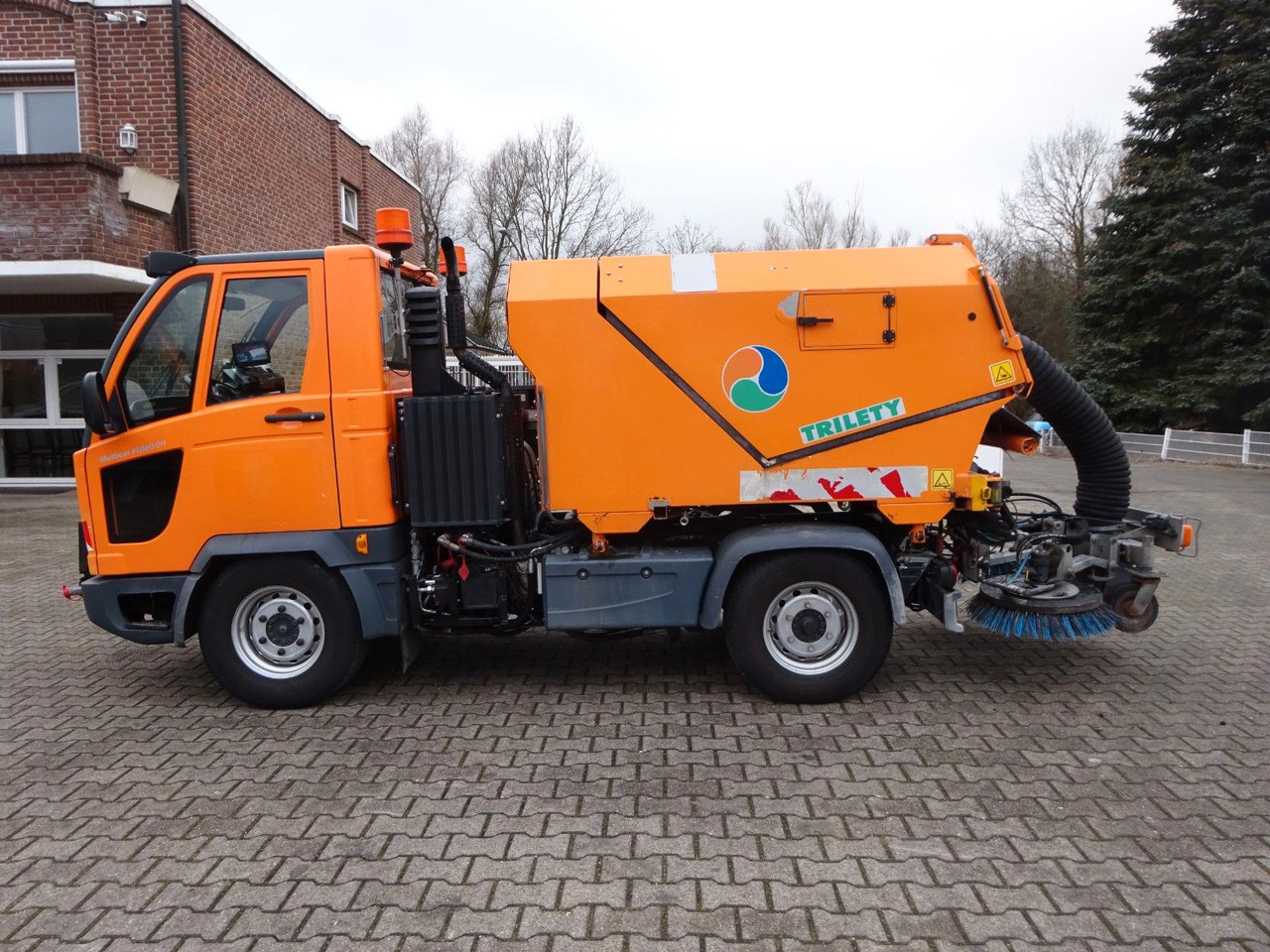 Multicar M30 HAKO FUMO Kehrmaschine + Schneeplatte 4x4 - Mažas savivartis: foto 4 Multicar M30 HAKO FUMO Kehrmaschine + Schneeplatte 4x4 - Mažas savivartis: foto 4