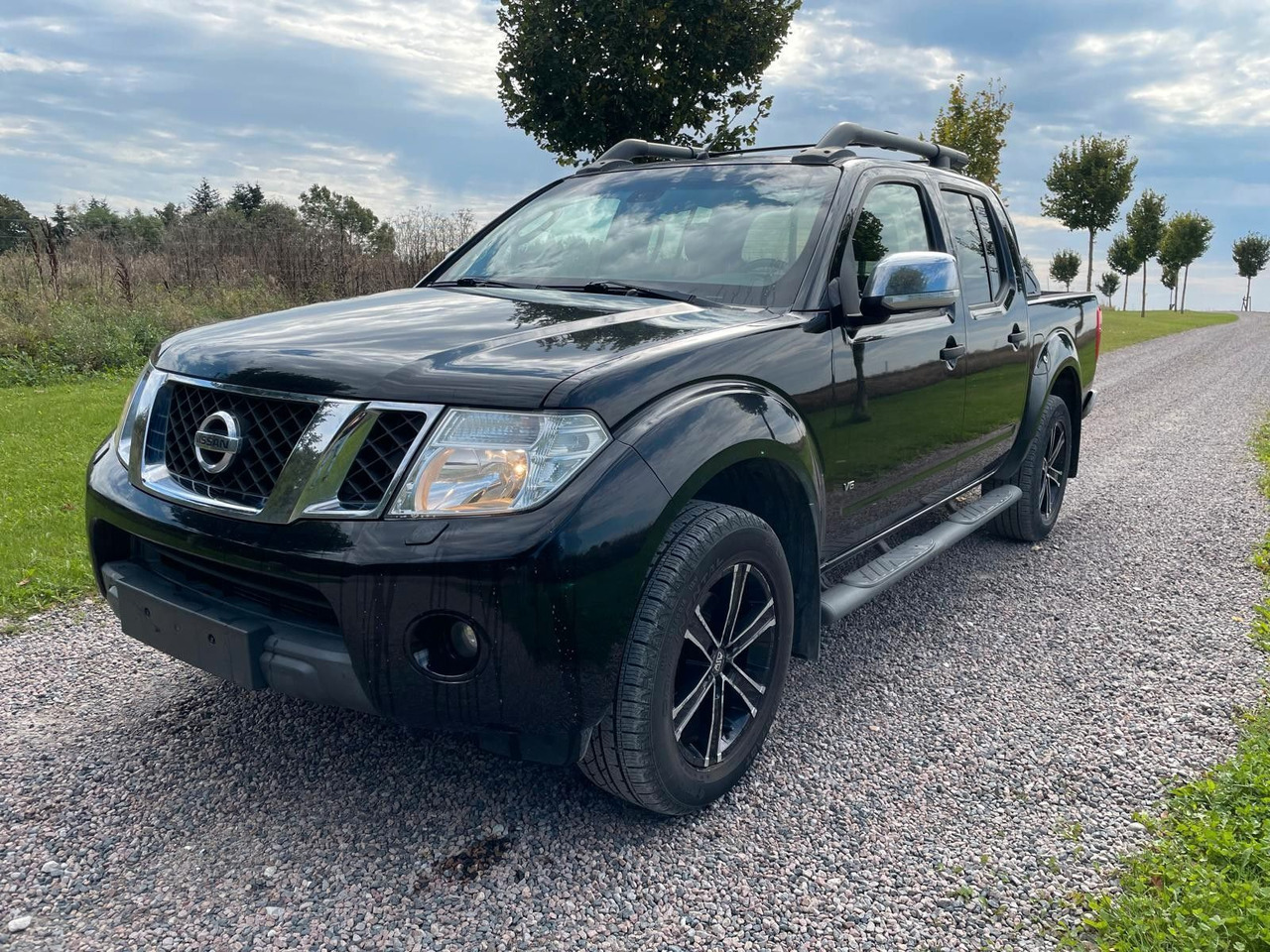 Nissan Navara Pickup Double Cab LE V6 4x4 LB - Visureigis: foto 1 Nissan Navara Pickup Double Cab LE V6 4x4 LB - Visureigis: foto 1
