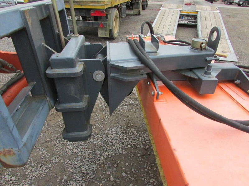 Tuchel Profi 600-230 Kehrbesen / 6.500 EUR - Padargas - Statybinė technika: foto 4 Tuchel Profi 600-230 Kehrbesen / 6.500 EUR - Padargas - Statybinė technika: foto 4