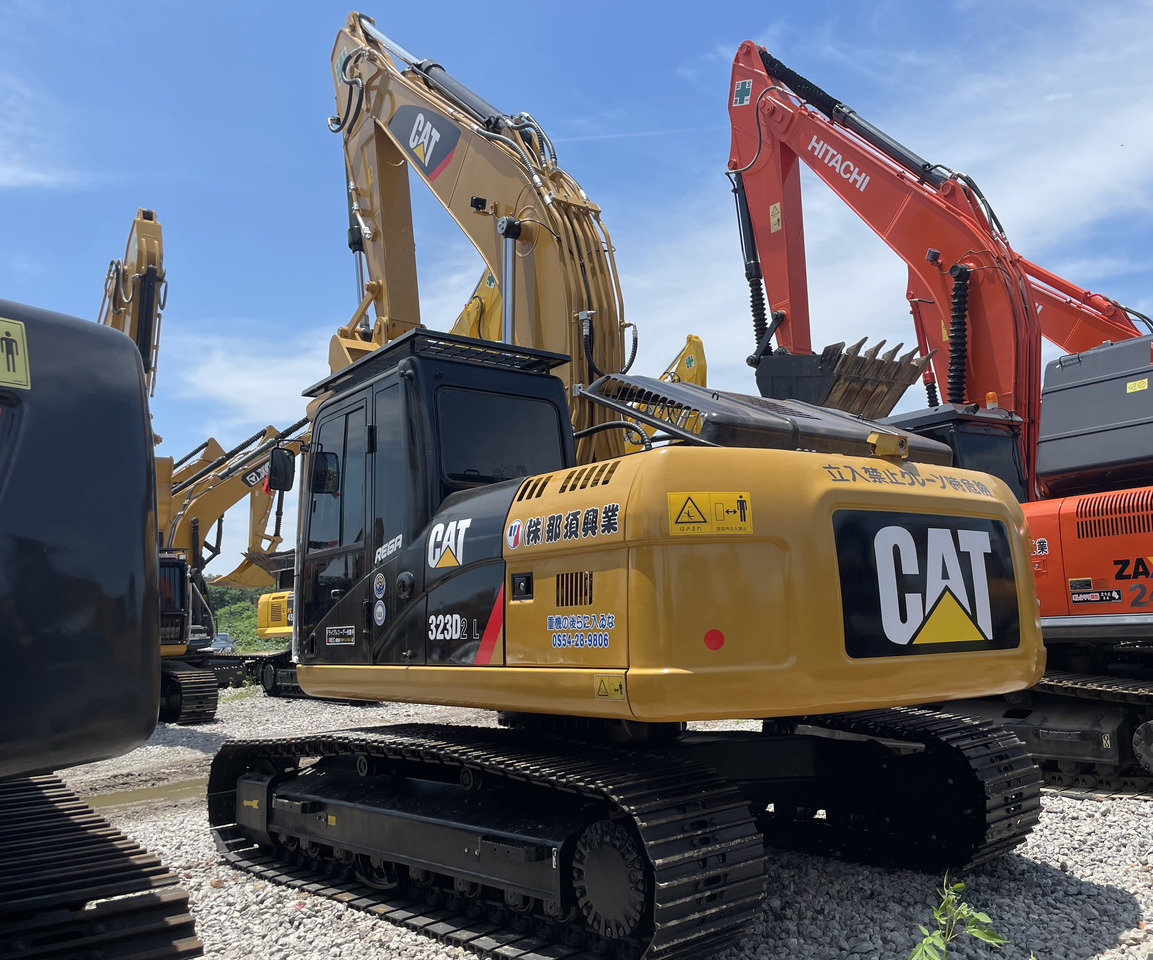 CATERPILLAR 323D2 - Vikšrinis ekskavatorius: foto 1 CATERPILLAR 323D2 - Vikšrinis ekskavatorius: foto 1