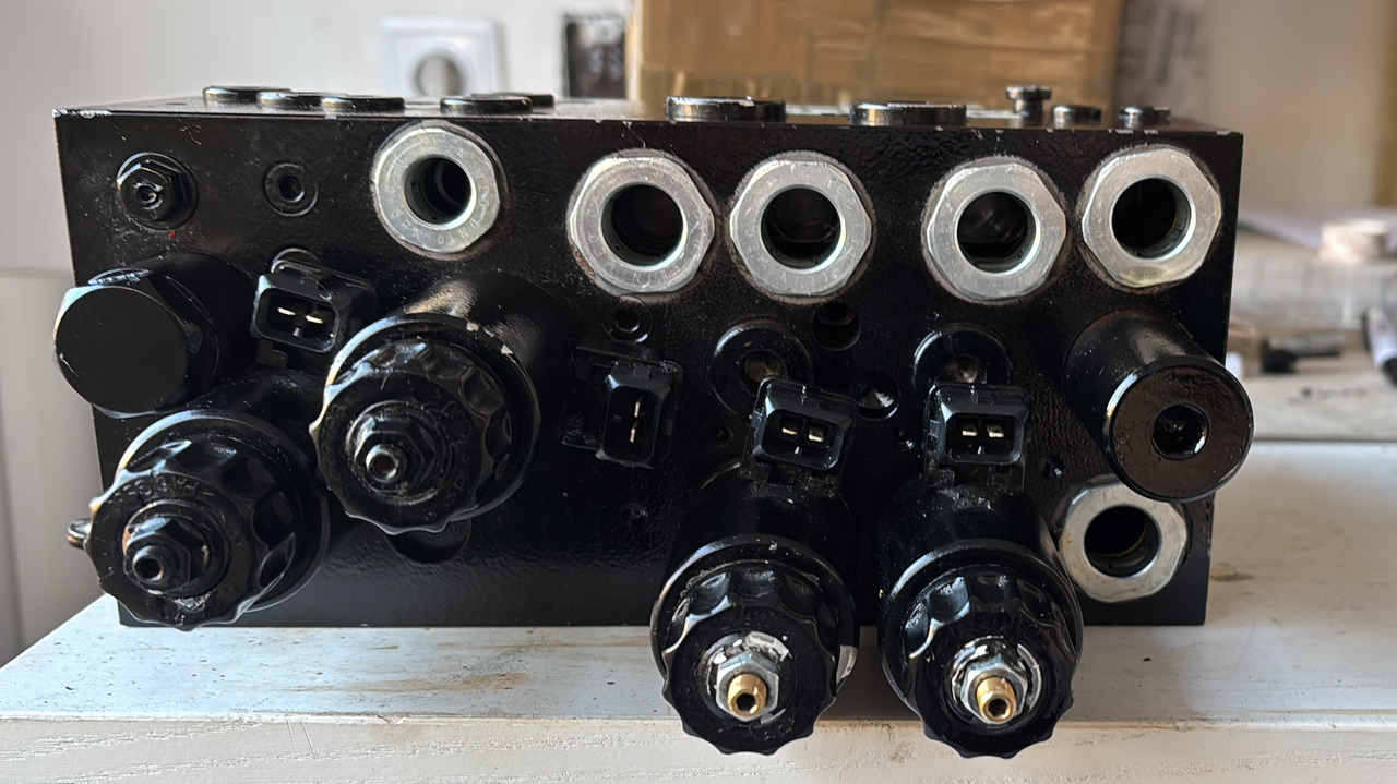 BT valve block 7578647 - Atsarginės dalys - Krautuvas su šakėmis: foto 1 BT valve block 7578647 - Atsarginės dalys - Krautuvas su šakėmis: foto 1