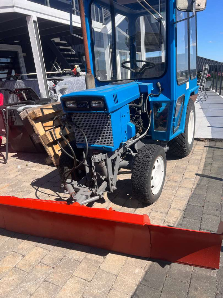 Iseki TX1500 brøyteskjær og feiekost - Traktorius: foto 1 Iseki TX1500 brøyteskjær og feiekost - Traktorius: foto 1