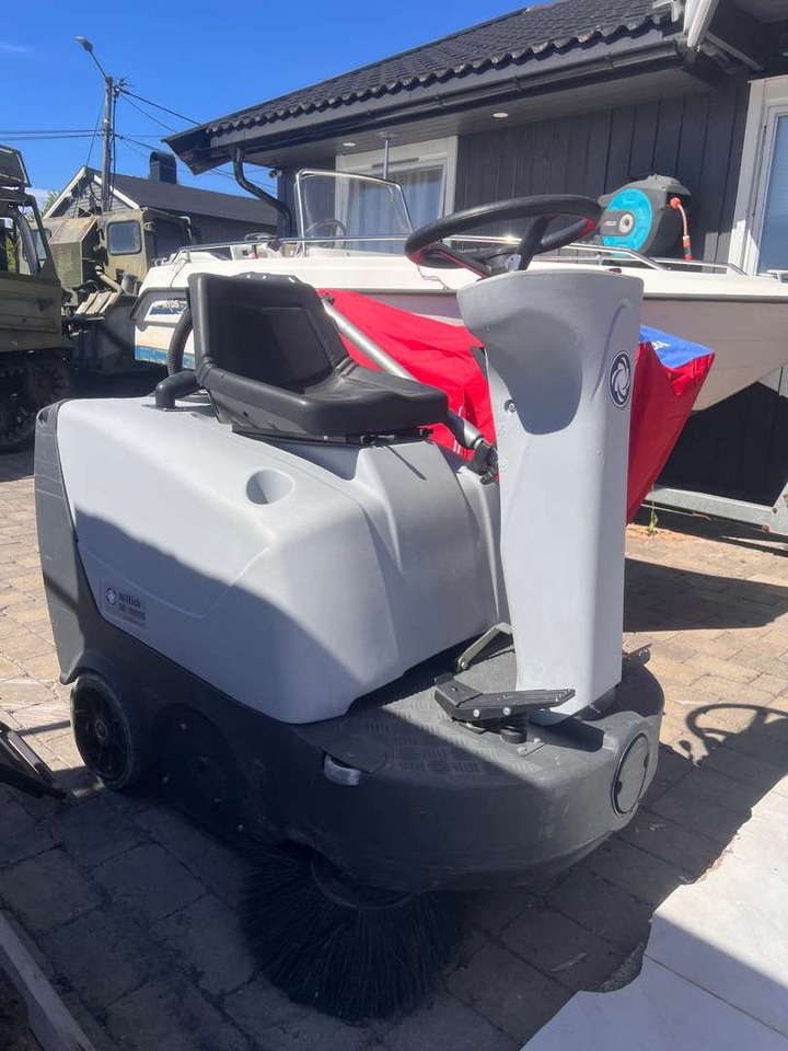 Nilfisk SR 1000 S feie/vaskemaskin RIDEON - Grindų šlavimo mašina: foto 1 Nilfisk SR 1000 S feie/vaskemaskin RIDEON - Grindų šlavimo mašina: foto 1