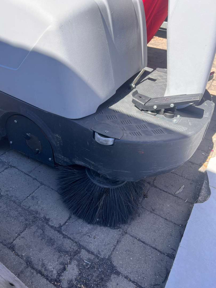 Nilfisk SR 1000 S feie/vaskemaskin RIDEON - Grindų šlavimo mašina: foto 2 Nilfisk SR 1000 S feie/vaskemaskin RIDEON - Grindų šlavimo mašina: foto 2