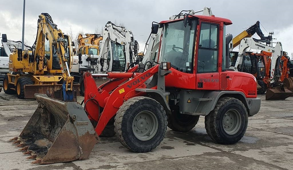 Volvo L 30 G - Ratinis krautuvas: foto 1 Volvo L 30 G - Ratinis krautuvas: foto 1