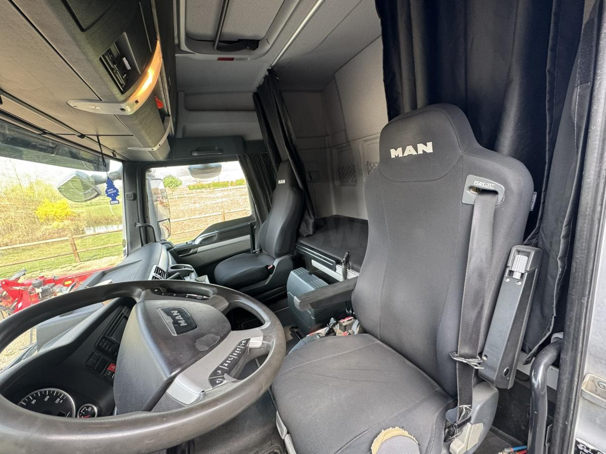 Interior photo 2: Vilkikas MAN TGX 18.480