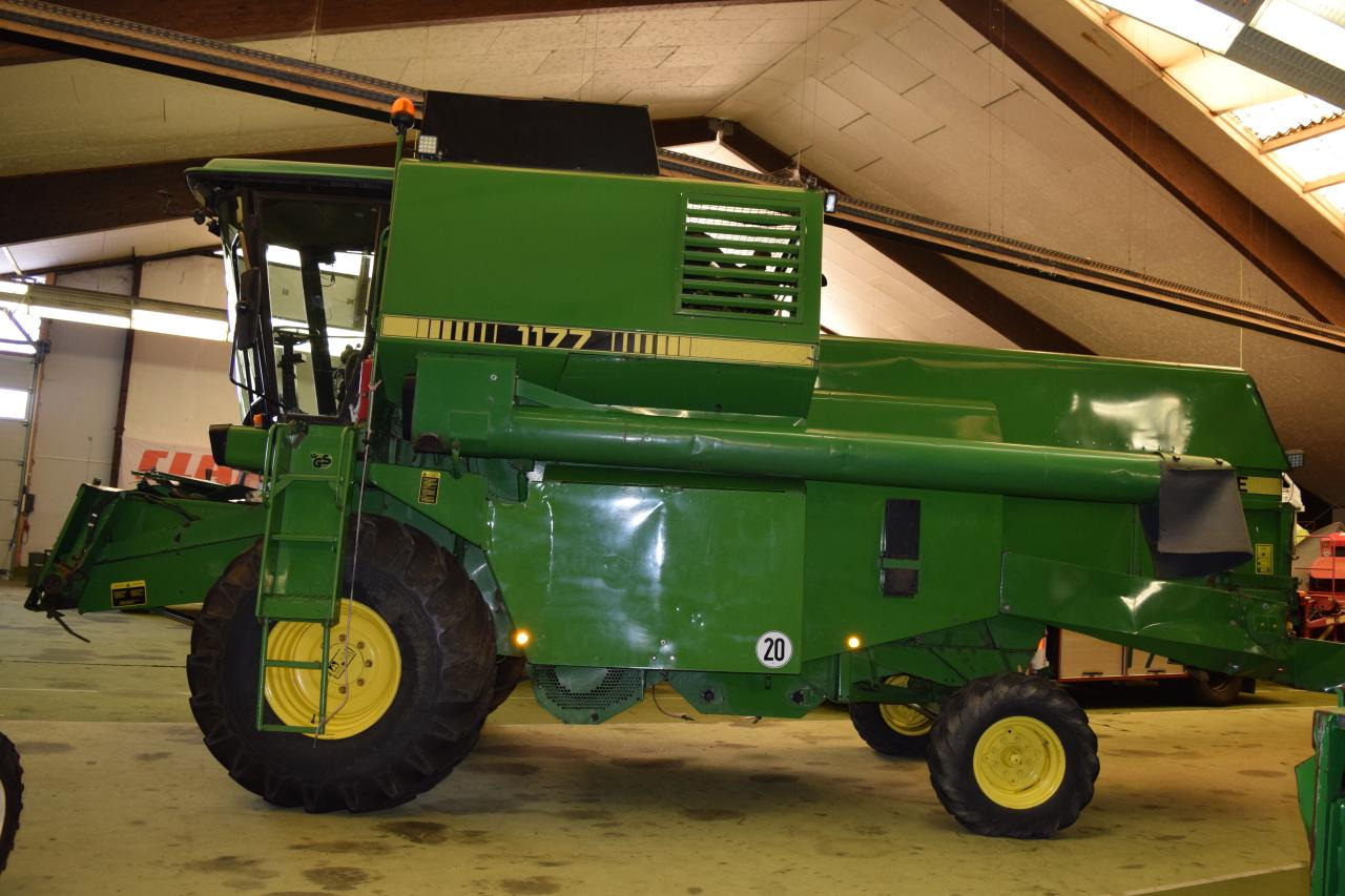 John Deere 1177 - Derliaus nuėmimo kombainas: foto 1 John Deere 1177 - Derliaus nuėmimo kombainas: foto 1