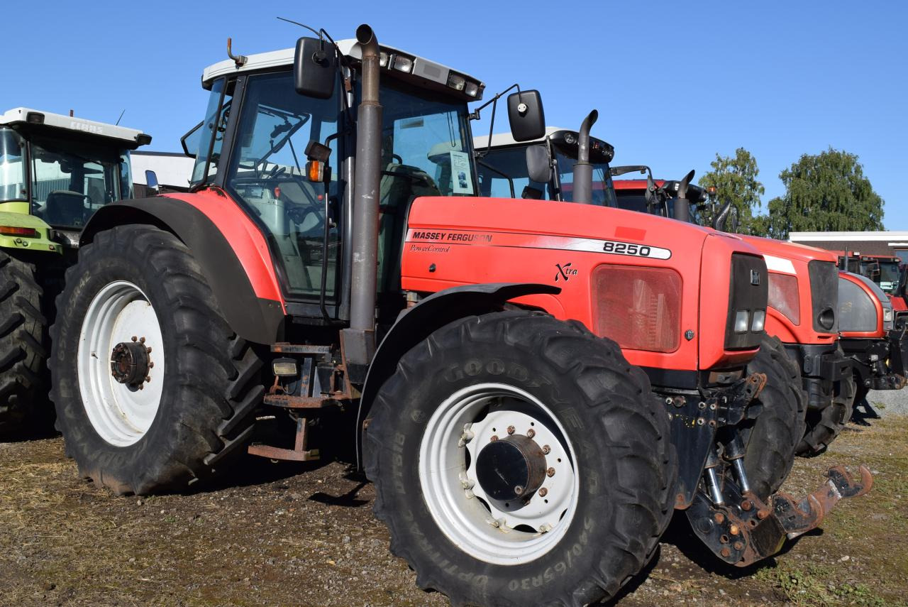 Massey Ferguson MF 8250 - Traktorius: foto 1 Massey Ferguson MF 8250 - Traktorius: foto 1