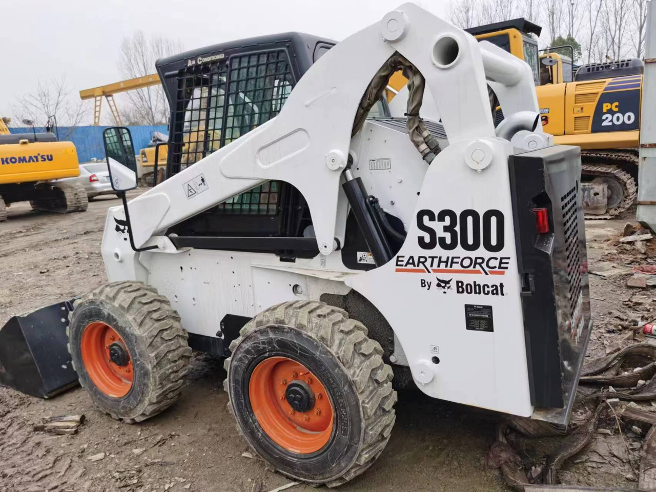 Bobcat S300 - Mini krautuvas: foto 4 Bobcat S300 - Mini krautuvas: foto 4