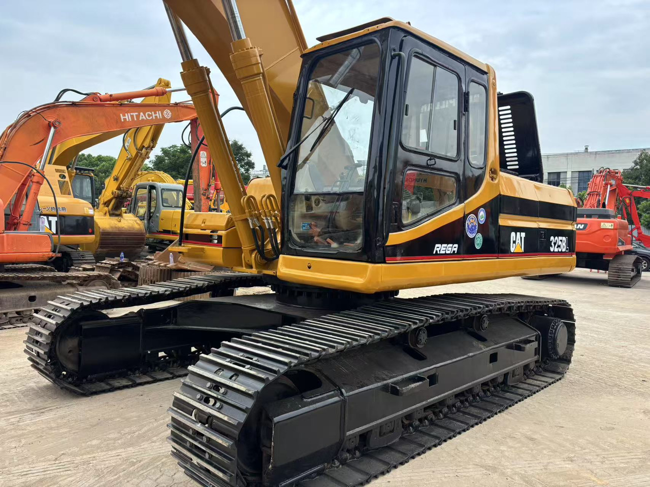 CATERPILLAR 325B - Vikšrinis ekskavatorius: foto 4 CATERPILLAR 325B - Vikšrinis ekskavatorius: foto 4