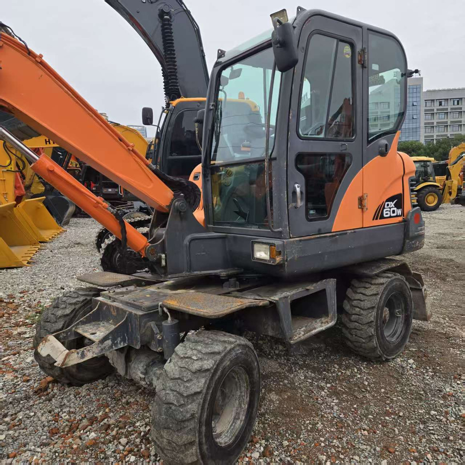DOOSAN DX60W - Ratinis ekskavatorius: foto 3 DOOSAN DX60W - Ratinis ekskavatorius: foto 3