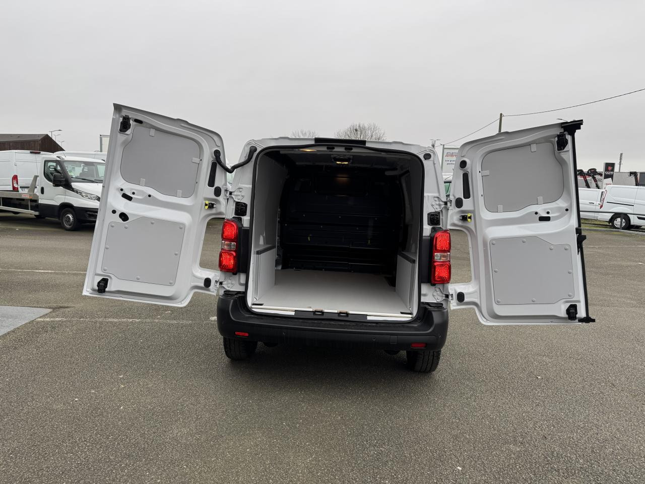 CITROEN Jumpy M 2.0 BlueHDi - 145 S&S - BV EAT8  III FOURGON . PHASE 2 - Krovininis mikroautobusas: foto 3 CITROEN Jumpy M 2.0 BlueHDi - 145 S&S - BV EAT8  III FOURGON . PHASE 2 - Krovininis mikroautobusas: foto 3