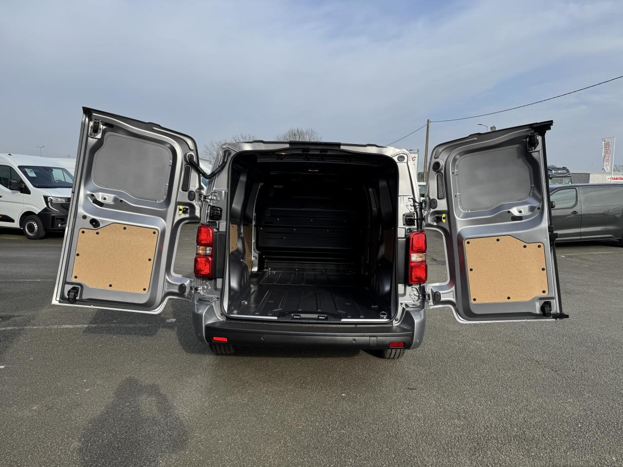 CITROEN jumpy 2 PLACES XL 2.0 BLUEHDI 180CH S&S PACK PREMIUM CONNECT EAT8 - Krovininis mikroautobusas: foto 2 CITROEN jumpy 2 PLACES XL 2.0 BLUEHDI 180CH S&S PACK PREMIUM CONNECT EAT8 - Krovininis mikroautobusas: foto 2