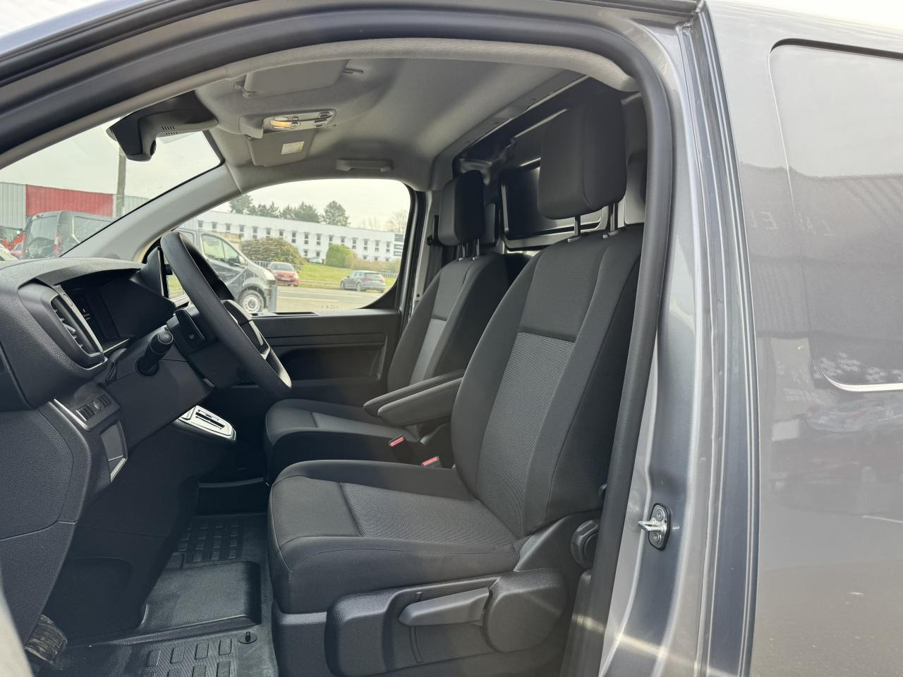 Citroen Jumpy 2 PLACES XL 2.0 BLUEHDI 180CH S&S PACK PREMIUM CONNECT EAT8 - Krovininis mikroautobusas: foto 4 Citroen Jumpy 2 PLACES XL 2.0 BLUEHDI 180CH S&S PACK PREMIUM CONNECT EAT8 - Krovininis mikroautobusas: foto 4