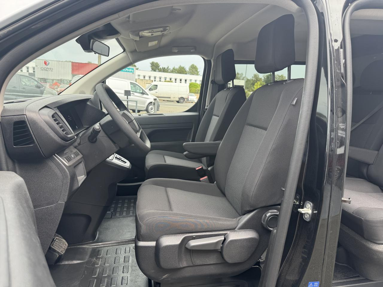 Citroen Jumpy XL 2.0 BLUEHDI 180CH S&S CABINE APPROFONDIE FIXE EAT8 5 PLACES - Komercinis automobilis su dviguba kabina: foto 4 Citroen Jumpy XL 2.0 BLUEHDI 180CH S&S CABINE APPROFONDIE FIXE EAT8 5 PLACES - Komercinis automobilis su dviguba kabina: foto 4