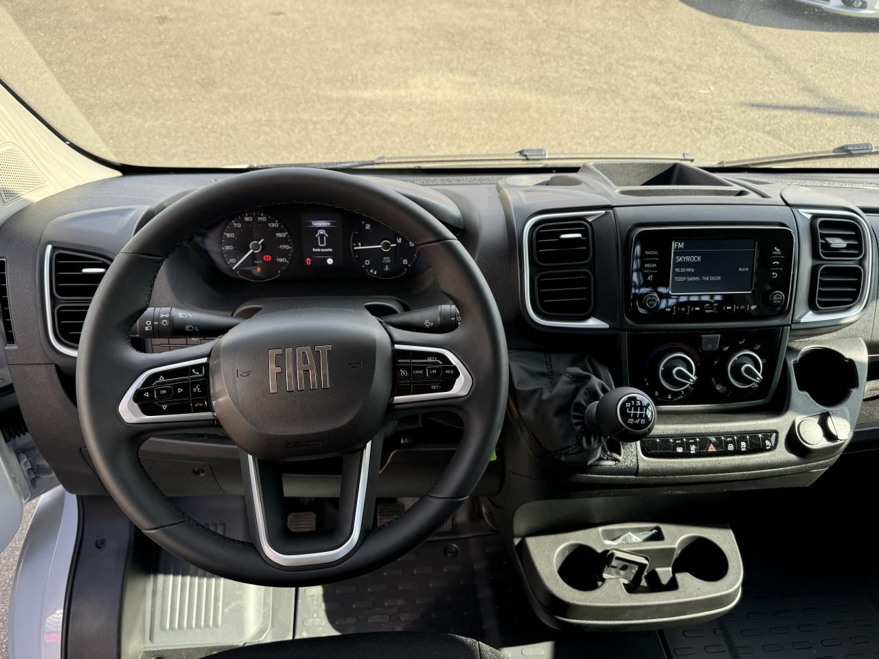 FIAT Ducato Maxi 3.5 XL 2.2 - 140 S&S  III PLATEAU CABINE Plateau cabine Maxi 3.5 XL PHASE 4 - Bortinis automobilis: foto 5 FIAT Ducato Maxi 3.5 XL 2.2 - 140 S&S  III PLATEAU CABINE Plateau cabine Maxi 3.5 XL PHASE 4 - Bortinis automobilis: foto 5