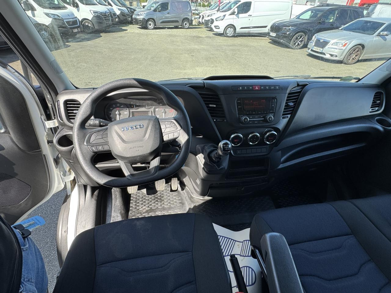 IVECO Daily 35C16 CAISSE HAYON 20M3 RJ 3.0L 160CH - Furgonas su krovinių dėže: foto 4 IVECO Daily 35C16 CAISSE HAYON 20M3 RJ 3.0L 160CH - Furgonas su krovinių dėže: foto 4