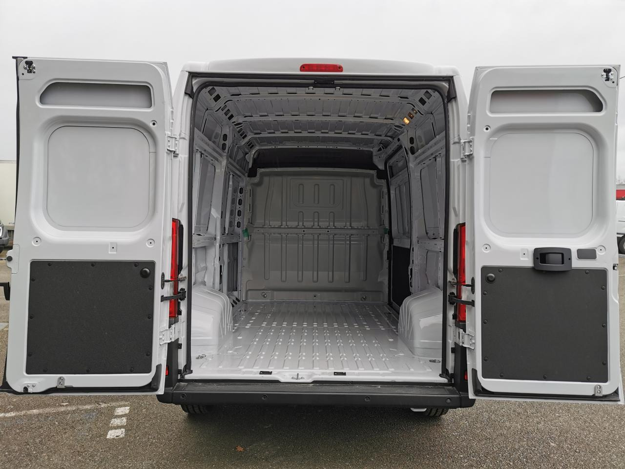 PEUGEOT Boxer 3.5t L2H2 2.2 HDi S&S Maxi - 140 III FOURGON TOLE Fourgon Tolé 435 L2H2 PHASE 3 - Krovininis mikroautobusas: foto 3 PEUGEOT Boxer 3.5t L2H2 2.2 HDi S&S Maxi - 140 III FOURGON TOLE Fourgon Tolé 435 L2H2 PHASE 3 - Krovininis mikroautobusas: foto 3