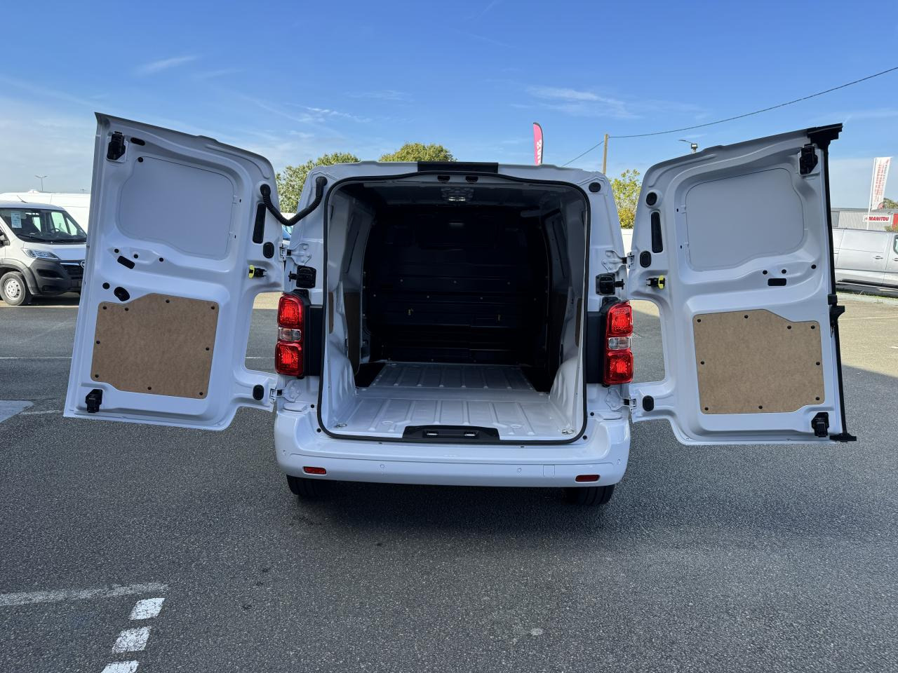 PEUGEOT Expert M 2.0 BlueHDi - 145 S&S - BV EAT8 III FOURGON Fourgon PHASE 2 - Krovininis mikroautobusas: foto 3 PEUGEOT Expert M 2.0 BlueHDi - 145 S&S - BV EAT8 III FOURGON Fourgon PHASE 2 - Krovininis mikroautobusas: foto 3