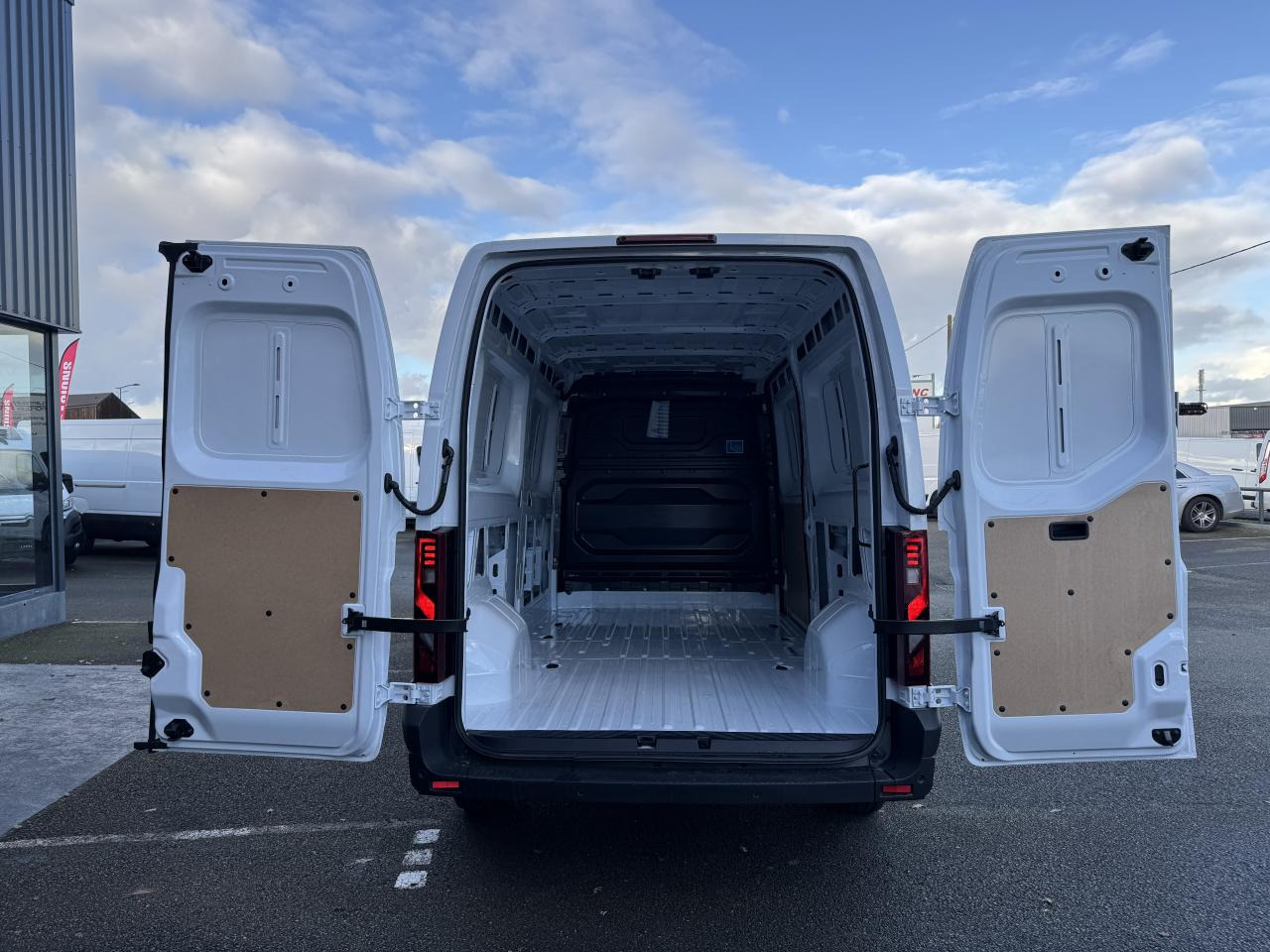 RENAULT Master Advance 3t5 L3H2 2.0 Blue dCi - 150 IV FOURGON Fourgon L3H2 Traction - Krovininis mikroautobusas: foto 3 RENAULT Master Advance 3t5 L3H2 2.0 Blue dCi - 150 IV FOURGON Fourgon L3H2 Traction - Krovininis mikroautobusas: foto 3