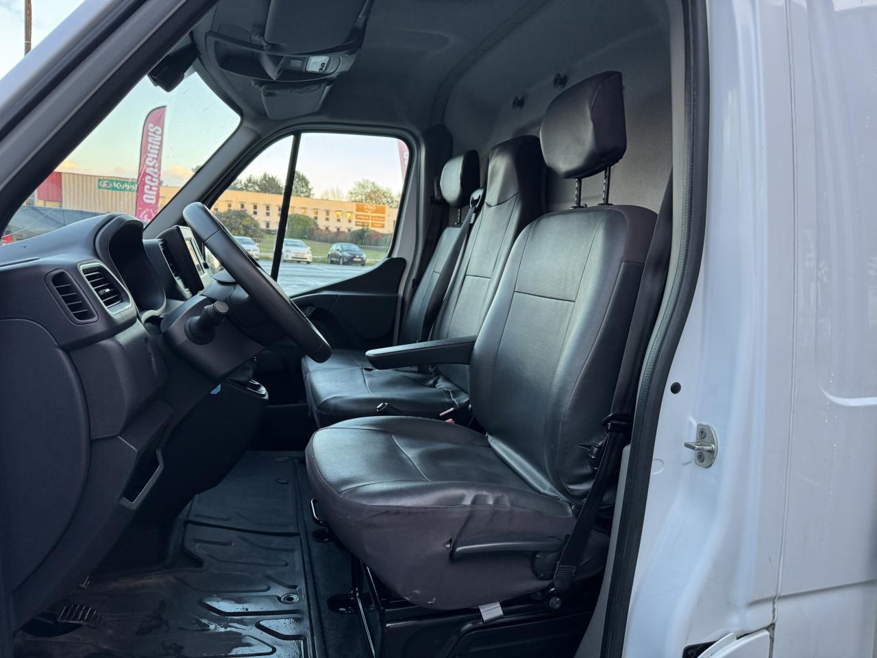 RENAULT Master Grand Confort F3300 L2H2 2.3 Blue dCi - 150 CH PORTE VERRE - Krovininis mikroautobusas: foto 4 RENAULT Master Grand Confort F3300 L2H2 2.3 Blue dCi - 150 CH PORTE VERRE - Krovininis mikroautobusas: foto 4