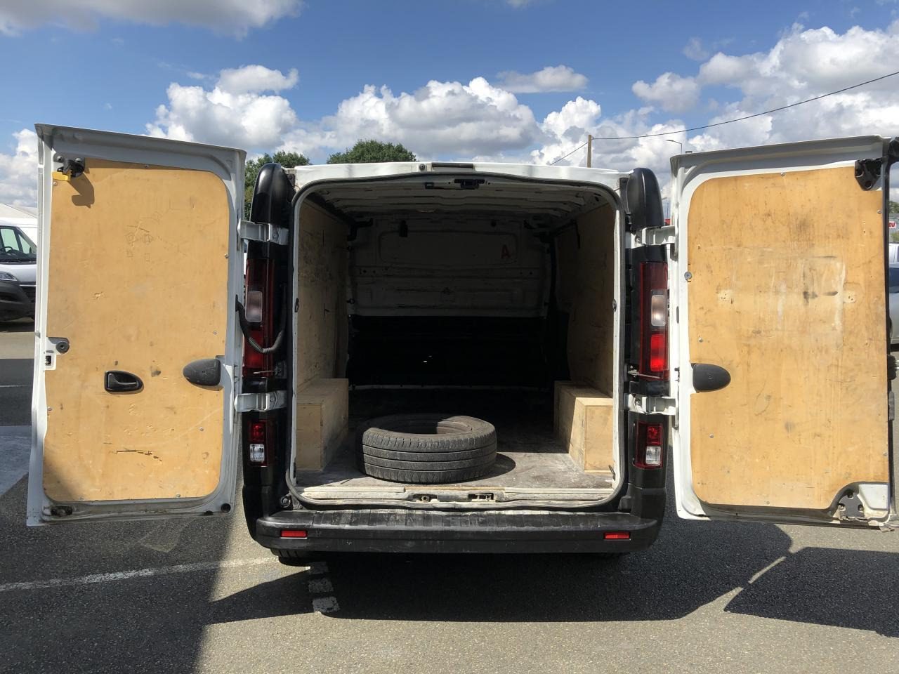 RENAULT Trafic L2H1 1200 Kg 2.0 Energy dCi - 145 - BV EDC III FOURGON Fourgon Confort L2H1 PHASE 2 - Krovininis mikroautobusas: foto 2 RENAULT Trafic L2H1 1200 Kg 2.0 Energy dCi - 145 - BV EDC III FOURGON Fourgon Confort L2H1 PHASE 2 - Krovininis mikroautobusas: foto 2