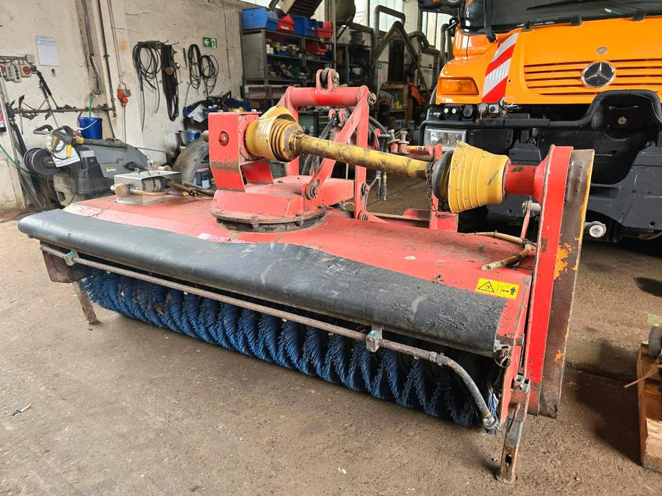 Dücker FKM 210 Kehrmaschine Straßenkehrmaschine Kehrbesen für Unimog 405 424 U 300 400 500 318 423 427 429 430 530 535 527 - Rotacinė šluota: foto 4 Dücker FKM 210 Kehrmaschine Straßenkehrmaschine Kehrbesen für Unimog 405 424 U 300 400 500 318 423 427 429 430 530 535 527 - Rotacinė šluota: foto 4