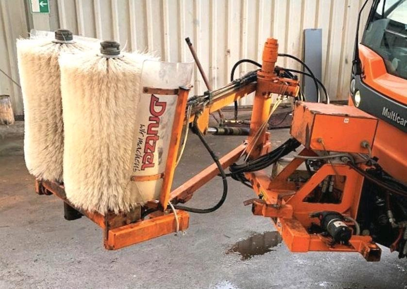 Leitpfostenwaschgerät Drutzel LWG-M-SR Leitpfostenwaschmaschine Schmidt Passend für Multicar Unimog - Rotacinė šluota: foto 1 Leitpfostenwaschgerät Drutzel LWG-M-SR Leitpfostenwaschmaschine Schmidt Passend für Multicar Unimog - Rotacinė šluota: foto 1