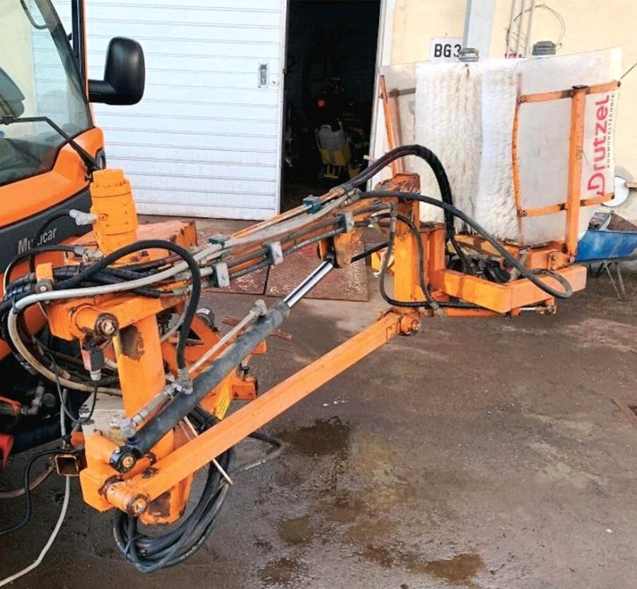 Leitpfostenwaschgerät Drutzel LWG-M-SR Leitpfostenwaschmaschine Schmidt Passend für Multicar Unimog - Rotacinė šluota: foto 2 Leitpfostenwaschgerät Drutzel LWG-M-SR Leitpfostenwaschmaschine Schmidt Passend für Multicar Unimog - Rotacinė šluota: foto 2