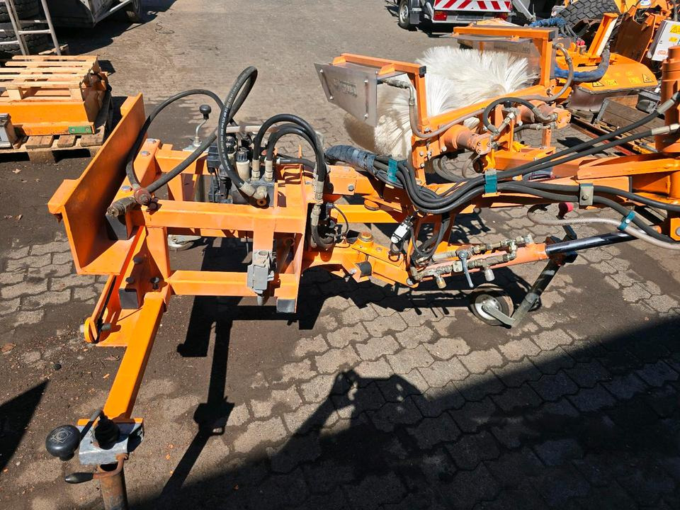 Leitpfostenwaschgerät WV 3-L Wassenberg Schmidt Drutzel für Unimog 405 U290 300 400 500 427 424 318 218 430 Leitpfosten - Rotacinė šluota: foto 2 Leitpfostenwaschgerät WV 3-L Wassenberg Schmidt Drutzel für Unimog 405 U290 300 400 500 427 424 318 218 430 Leitpfosten - Rotacinė šluota: foto 2