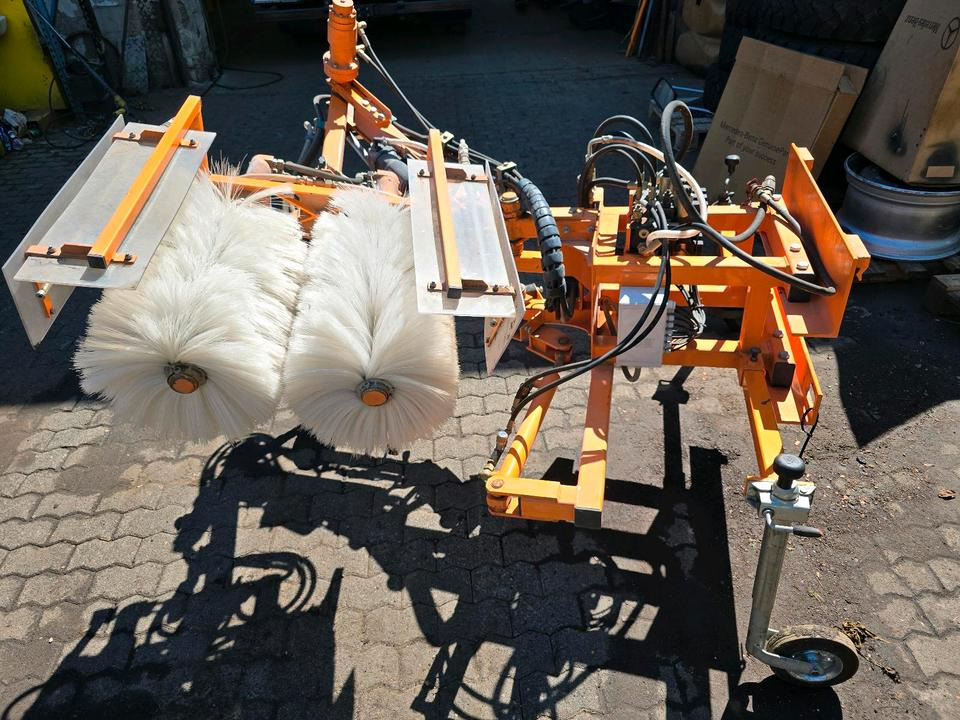 Leitpfostenwaschgerät WV 3-L für Unimog 405/10 405/12 U300 u400 300 500 318 218 423 430 530 Schmidt - Rotacinė šluota: foto 1 Leitpfostenwaschgerät WV 3-L für Unimog 405/10 405/12 U300 u400 300 500 318 218 423 430 530 Schmidt - Rotacinė šluota: foto 1