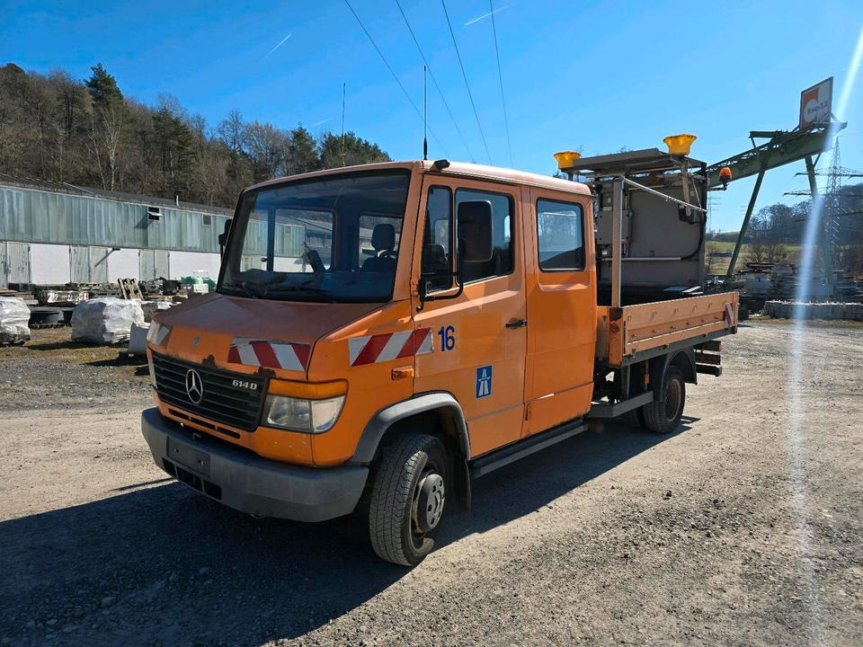 Mercedes-Benz Vario 614D Pritsche Doka 2002 Nissen VLT Verkehrsleittafel Absperrtafel LKW Vorwarntafel - Platforminis/ Bortinis sunkvežimis: foto 1 Mercedes-Benz Vario 614D Pritsche Doka 2002 Nissen VLT Verkehrsleittafel Absperrtafel LKW Vorwarntafel - Platforminis/ Bortinis sunkvežimis: foto 1