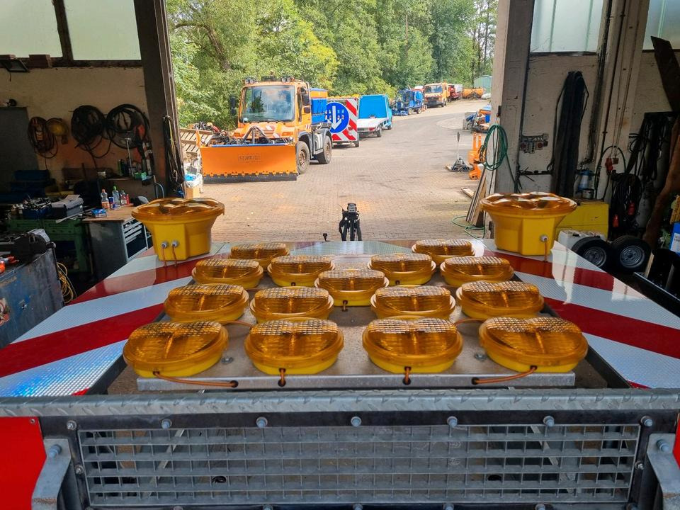 Mersch Absperrtafel Nissen VZ 616 B3 LED Ausführung Auffahrampe Verkehrsleittafel Verkehrsleitanhänger Verkehrssicherungsanhänger Horizont Trebbiner Verkehrssicherung Baustellenabsicherung Unimog Auto - Statybinė įranga, Priekaba: foto 3 Mersch Absperrtafel Nissen VZ 616 B3 LED Ausführung Auffahrampe Verkehrsleittafel Verkehrsleitanhänger Verkehrssicherungsanhänger Horizont Trebbiner Verkehrssicherung Baustellenabsicherung Unimog Auto - Statybinė įranga, Priekaba: foto 3