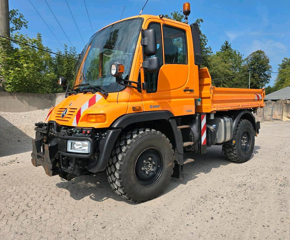 Unimog 405/10 U300 Bluetec 4 Automatik EAS Mercedes-Benz U 300 UGE UGN mit Kipperpritsche - Sniego valymo mašina: foto 1 Unimog 405/10 U300 Bluetec 4 Automatik EAS Mercedes-Benz U 300 UGE UGN mit Kipperpritsche - Sniego valymo mašina: foto 1