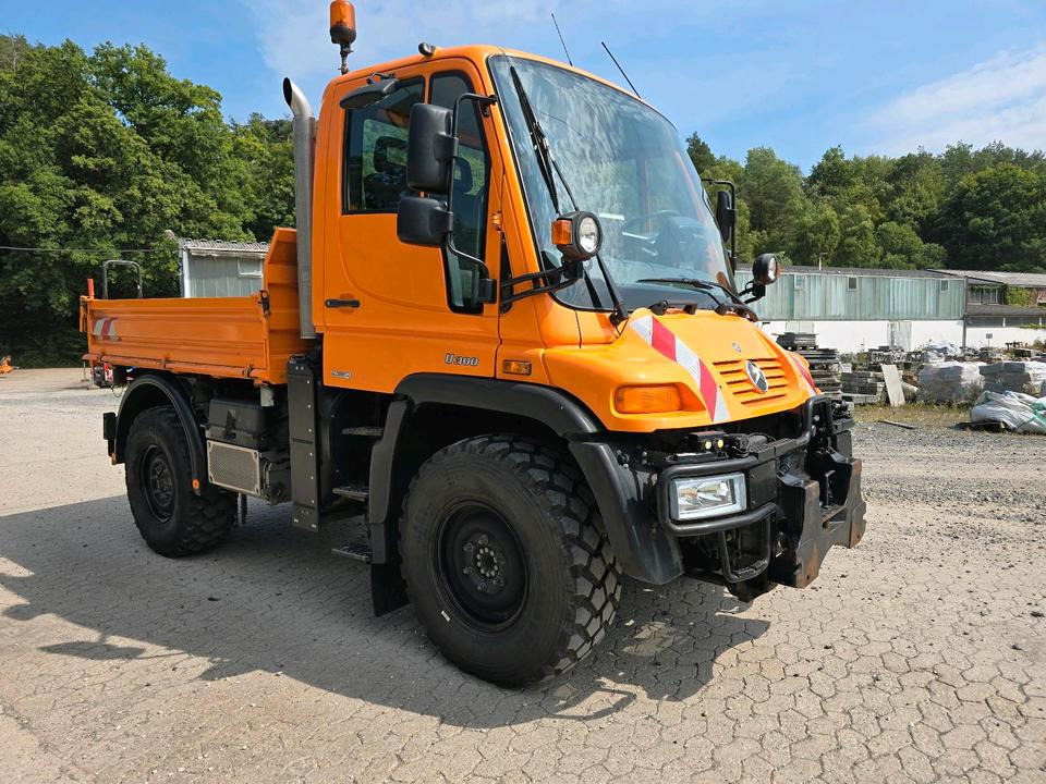 Unimog 405/10 U300 Bluetec 4 Automatik EAS Mercedes-Benz U 300 UGE UGN mit Kipperpritsche - Sniego valymo mašina: foto 3 Unimog 405/10 U300 Bluetec 4 Automatik EAS Mercedes-Benz U 300 UGE UGN mit Kipperpritsche - Sniego valymo mašina: foto 3