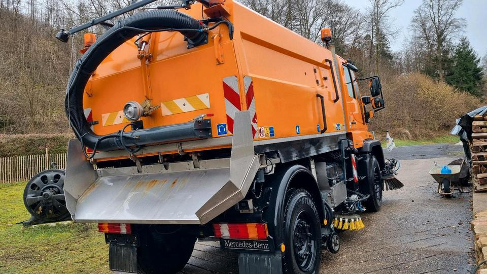 Unimog 9400km U400 405 Kehrmaschine SK 370 Schmidt Mercedes Benz Variopilot Kehraufbau Hydrostat 2011 Bluetec 5 - Gatvių šlavimo mašina: foto 4 Unimog 9400km U400 405 Kehrmaschine SK 370 Schmidt Mercedes Benz Variopilot Kehraufbau Hydrostat 2011 Bluetec 5 - Gatvių šlavimo mašina: foto 4