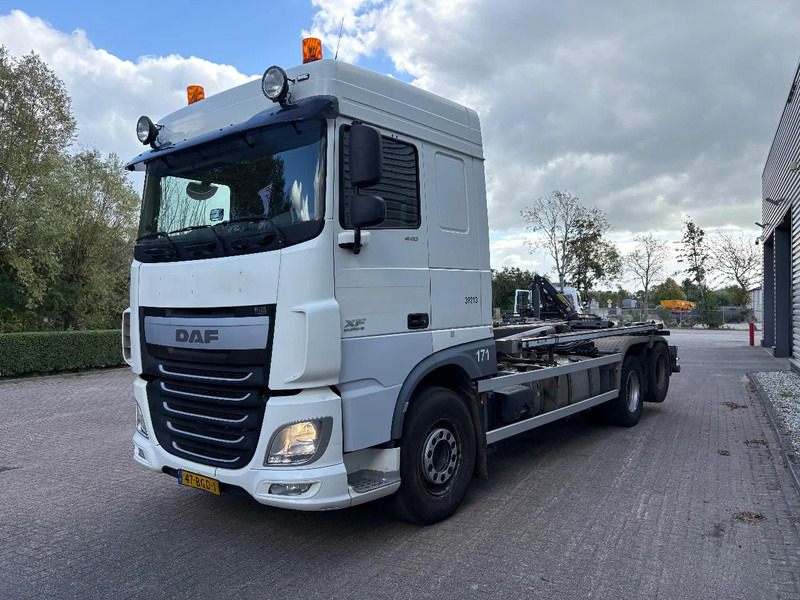 DAF XF 440 6x2 / VDL 21 TON / AFNET SYSTEEM / DUBBELLUCHT SLEPER / APK - TUV JUNI 2026 / - Hook-lift sunkvežimis: foto 2 DAF XF 440 6x2 / VDL 21 TON / AFNET SYSTEEM / DUBBELLUCHT SLEPER / APK - TUV JUNI 2026 / - Hook-lift sunkvežimis: foto 2