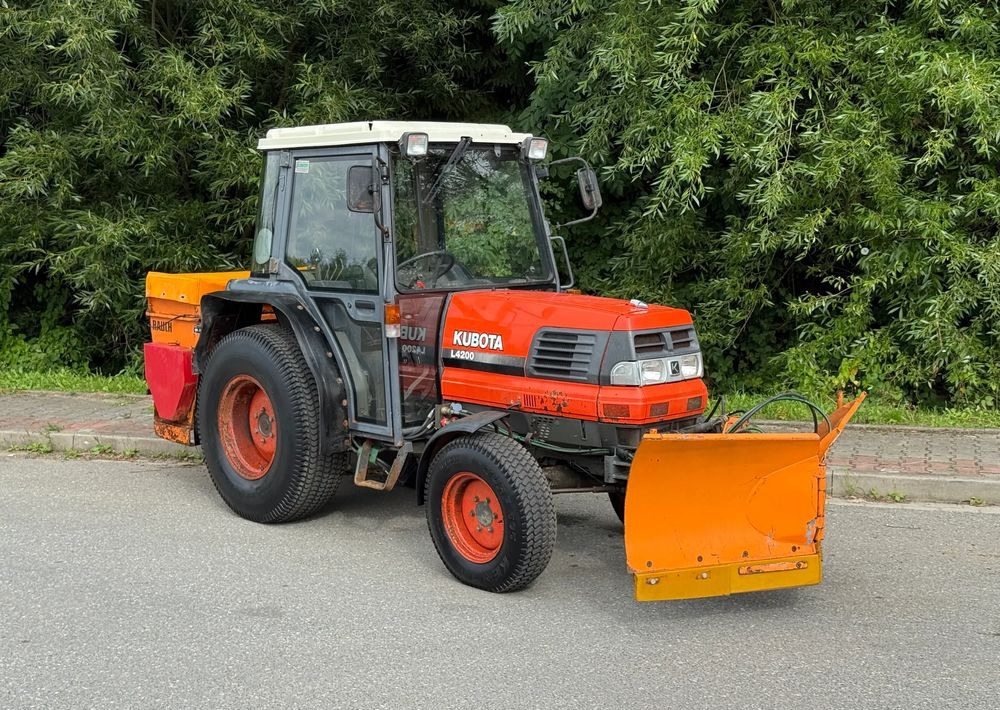 Kubota * Traktor KUBOTA L4200 * 4x4 * Pług Piaskarka * Wałek Przód Tył * Sprowadzony* Zimowe Utrzymanie - Traktorius: foto 2 Kubota * Traktor KUBOTA L4200 * 4x4 * Pług Piaskarka * Wałek Przód Tył * Sprowadzony* Zimowe Utrzymanie - Traktorius: foto 2