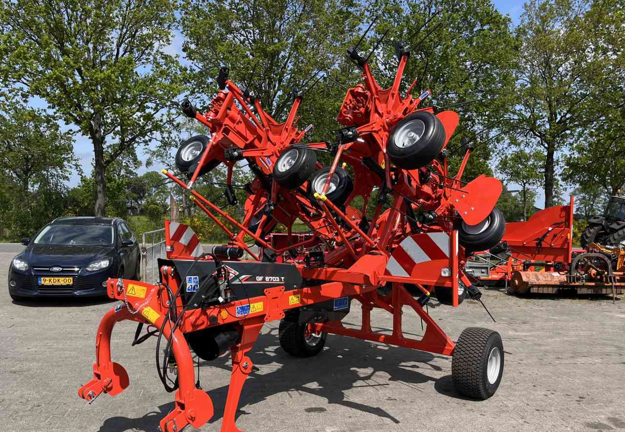 Kuhn GF8703T Schudder Tedder Kreiselheuer weidebouwmachines - Šieno grėblys/ Vartytuvas: foto 1 Kuhn GF8703T Schudder Tedder Kreiselheuer weidebouwmachines - Šieno grėblys/ Vartytuvas: foto 1