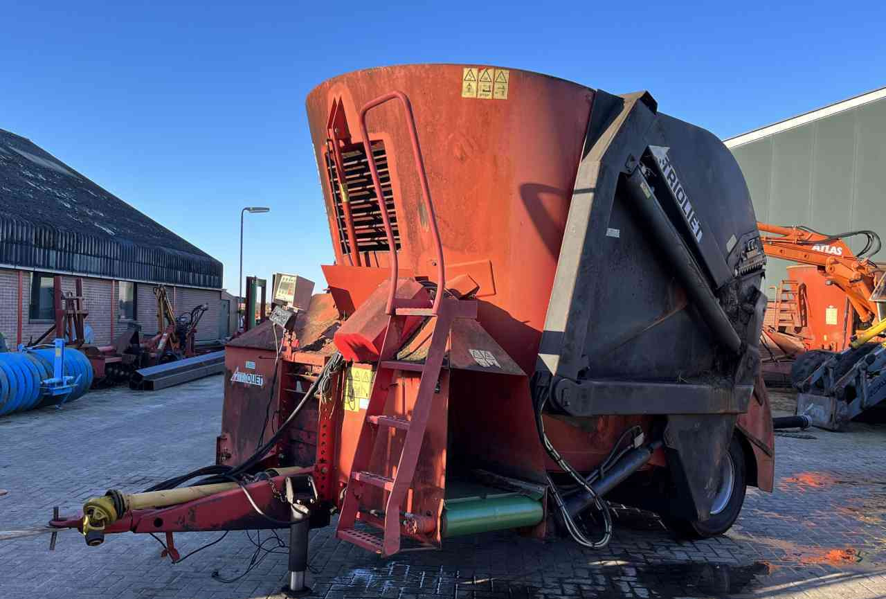 Trioliet Triomix 1200 zelfladende voermengwagen voermachines - Pašarų maišytuvas: foto 5 Trioliet Triomix 1200 zelfladende voermengwagen voermachines - Pašarų maišytuvas: foto 5
