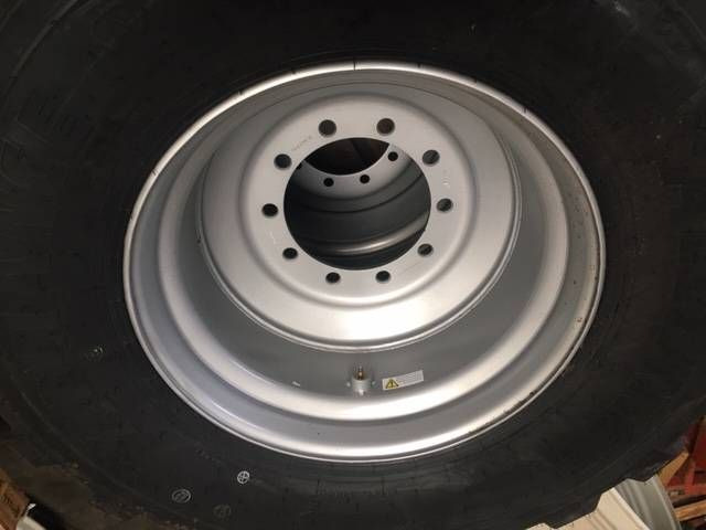 BKT 650/55 R26.5 BKT FL 630 op velg - Padangos ir ratlankiai - Žemės ūkio technika: foto 3 BKT 650/55 R26.5 BKT FL 630 op velg - Padangos ir ratlankiai - Žemės ūkio technika: foto 3
