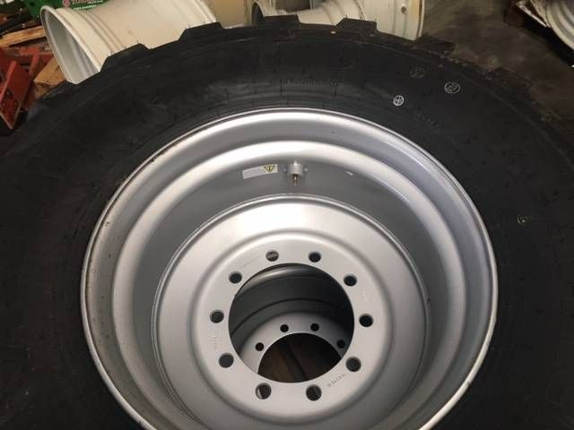 BKT 650/55 R26.5 BKT FL 630 op velg - Padangos ir ratlankiai - Žemės ūkio technika: foto 4 BKT 650/55 R26.5 BKT FL 630 op velg - Padangos ir ratlankiai - Žemės ūkio technika: foto 4
