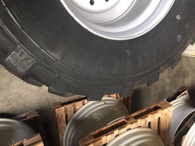 BKT 650/55 R26.5 BKT FL 630 op velg - Padangos ir ratlankiai - Žemės ūkio technika: foto 2 BKT 650/55 R26.5 BKT FL 630 op velg - Padangos ir ratlankiai - Žemės ūkio technika: foto 2
