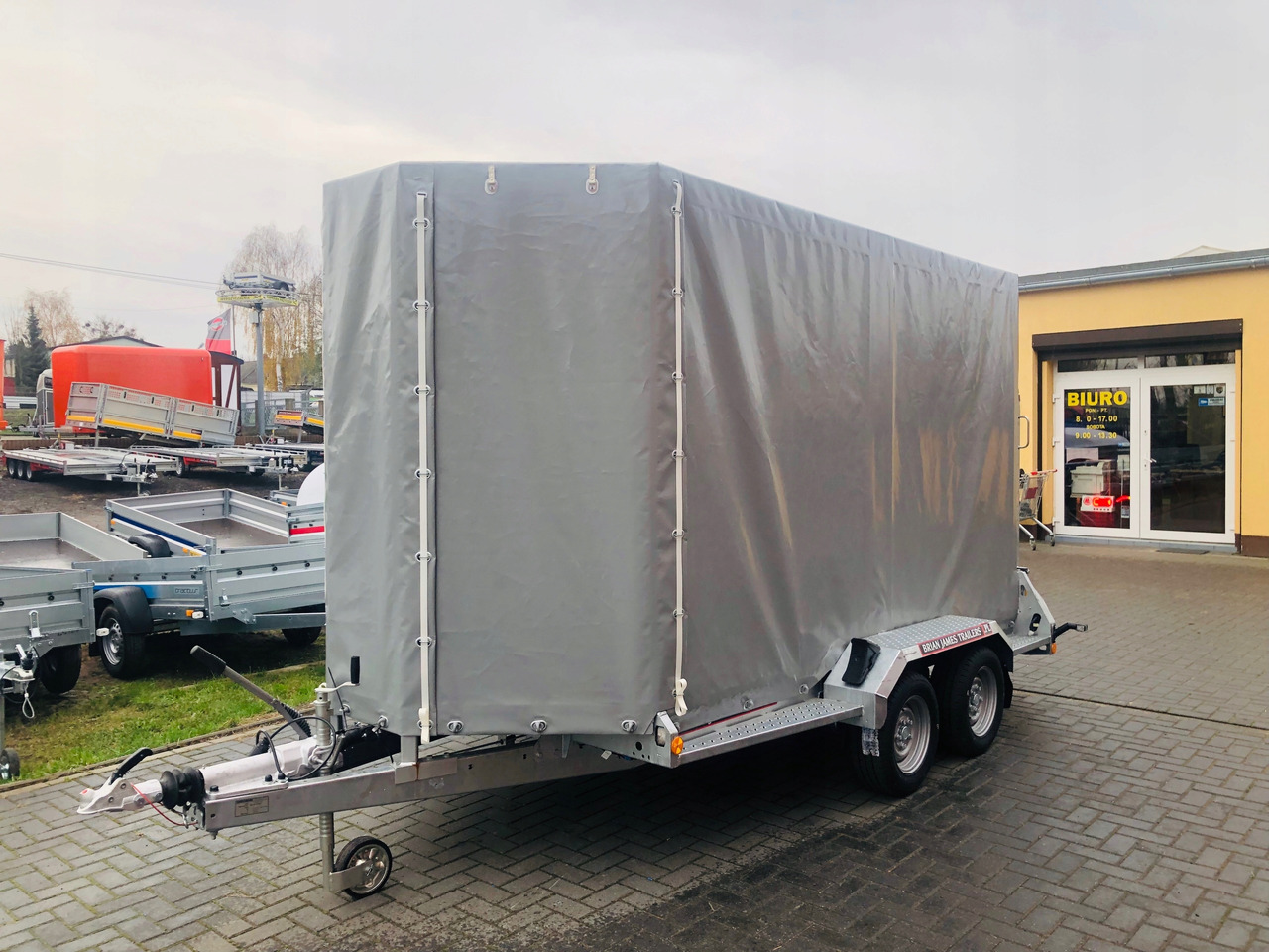 PRZYCZEPA LAWETA DO MINIKOPARKI ŻURAWIA Z PLANDEKĄ / MINI EXCAVATOR CRANE TRANSPORTER TRAILER WITH TARPAULIN - Priekaba spec technikai: foto 3 PRZYCZEPA LAWETA DO MINIKOPARKI ŻURAWIA Z PLANDEKĄ / MINI EXCAVATOR CRANE TRANSPORTER TRAILER WITH TARPAULIN - Priekaba spec technikai: foto 3