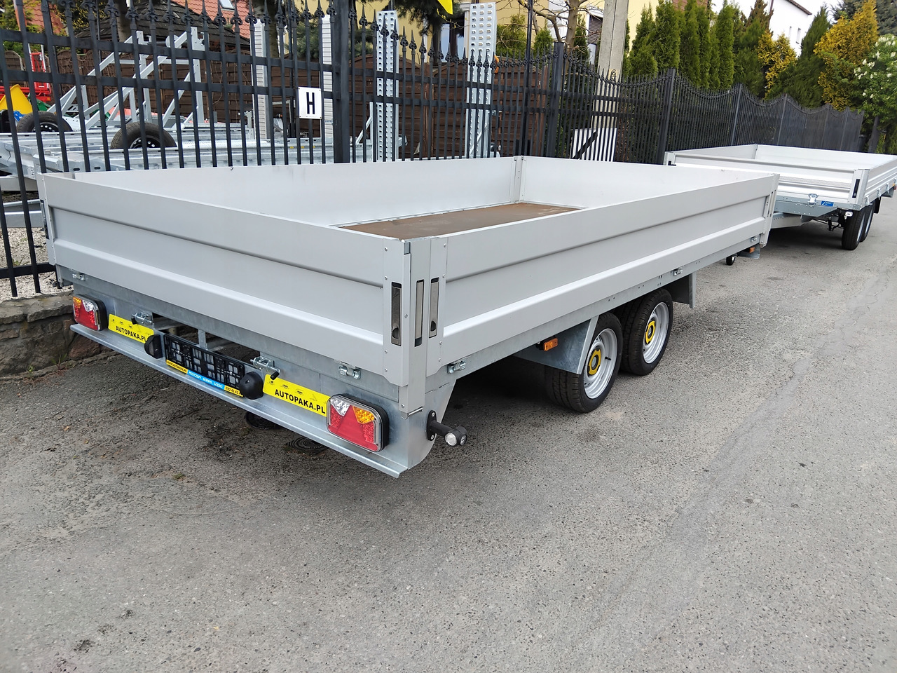 Platforma przyczepa 4x2 WARK dmc 2700 + burty / Platform trailer 4x2 WARK GVW 2700 + sides - Platforminė/ Bortinė priekaba: foto 3 Platforma przyczepa 4x2 WARK dmc 2700 + burty / Platform trailer 4x2 WARK GVW 2700 + sides - Platforminė/ Bortinė priekaba: foto 3