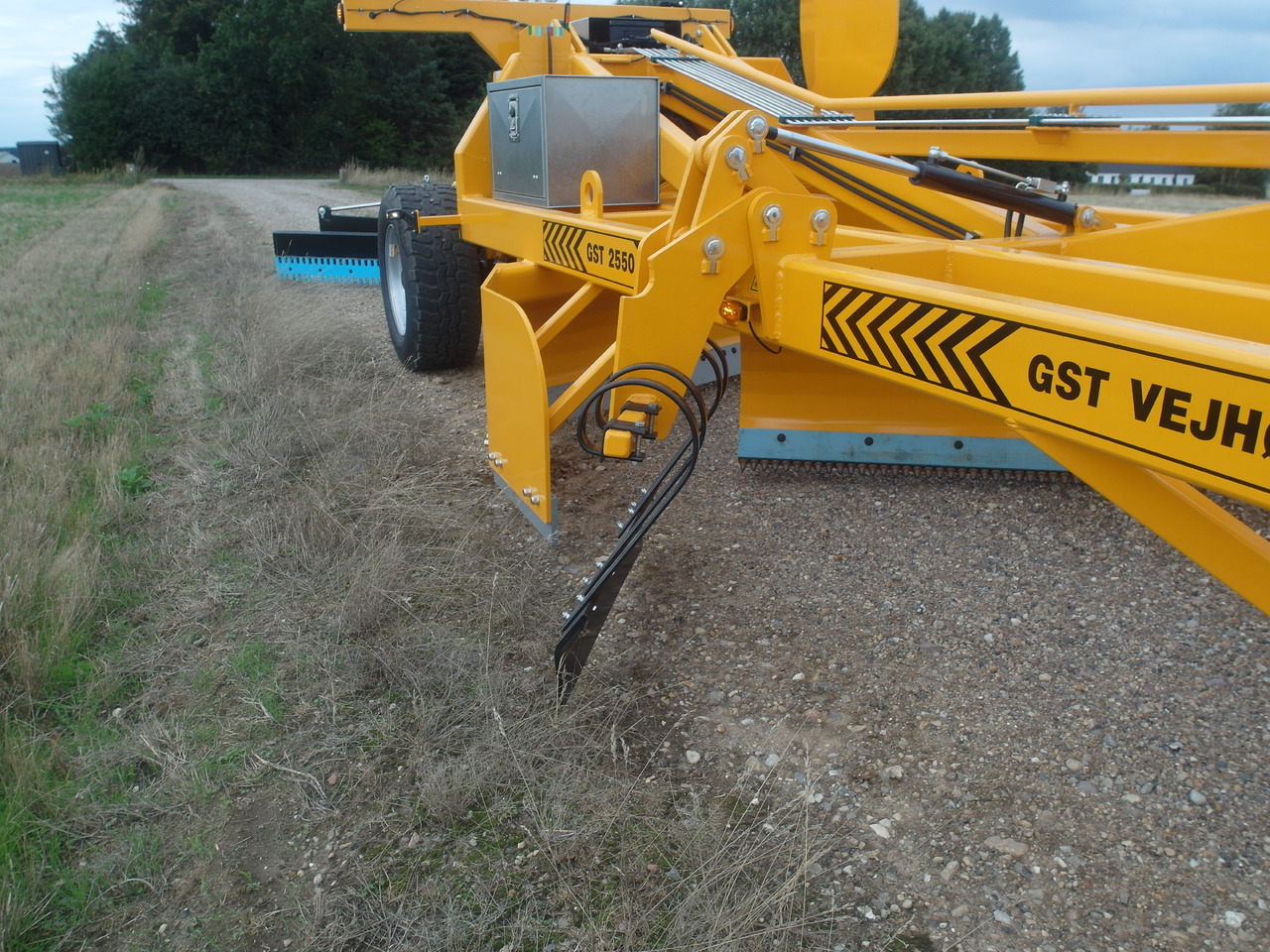 GST 2550 Gravel road tractor Grader - Greideris: foto 2 GST 2550 Gravel road tractor Grader - Greideris: foto 2