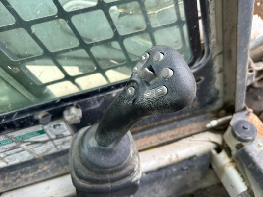Bobcat T190 Joystick à 19 900 € HT - Vikšrinis mini krautuvas: foto 4 Bobcat T190 Joystick à 19 900 € HT - Vikšrinis mini krautuvas: foto 4