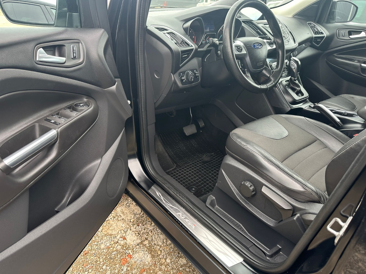 FORD KUGA TITANIUM - Visureigis: foto 3 FORD KUGA TITANIUM - Visureigis: foto 3